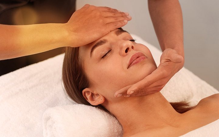 mujer recibiendo masaje para mujeres en spa